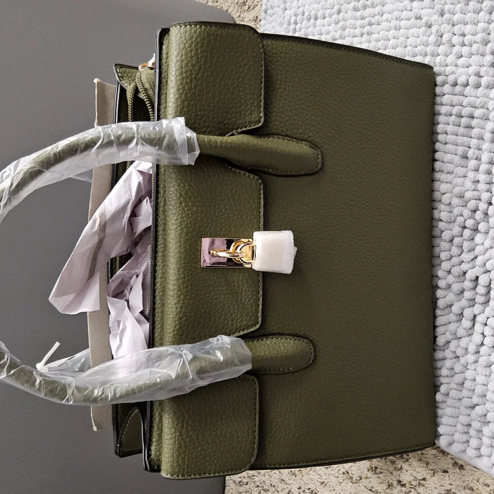 New La Terre Green Handbag with crossbody strap